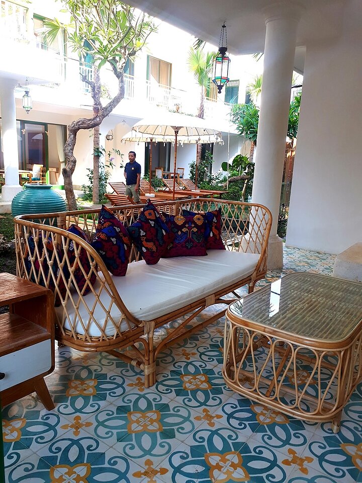 Lobby lounge
