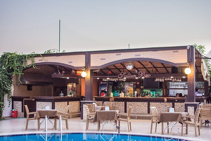 Swim-up bar